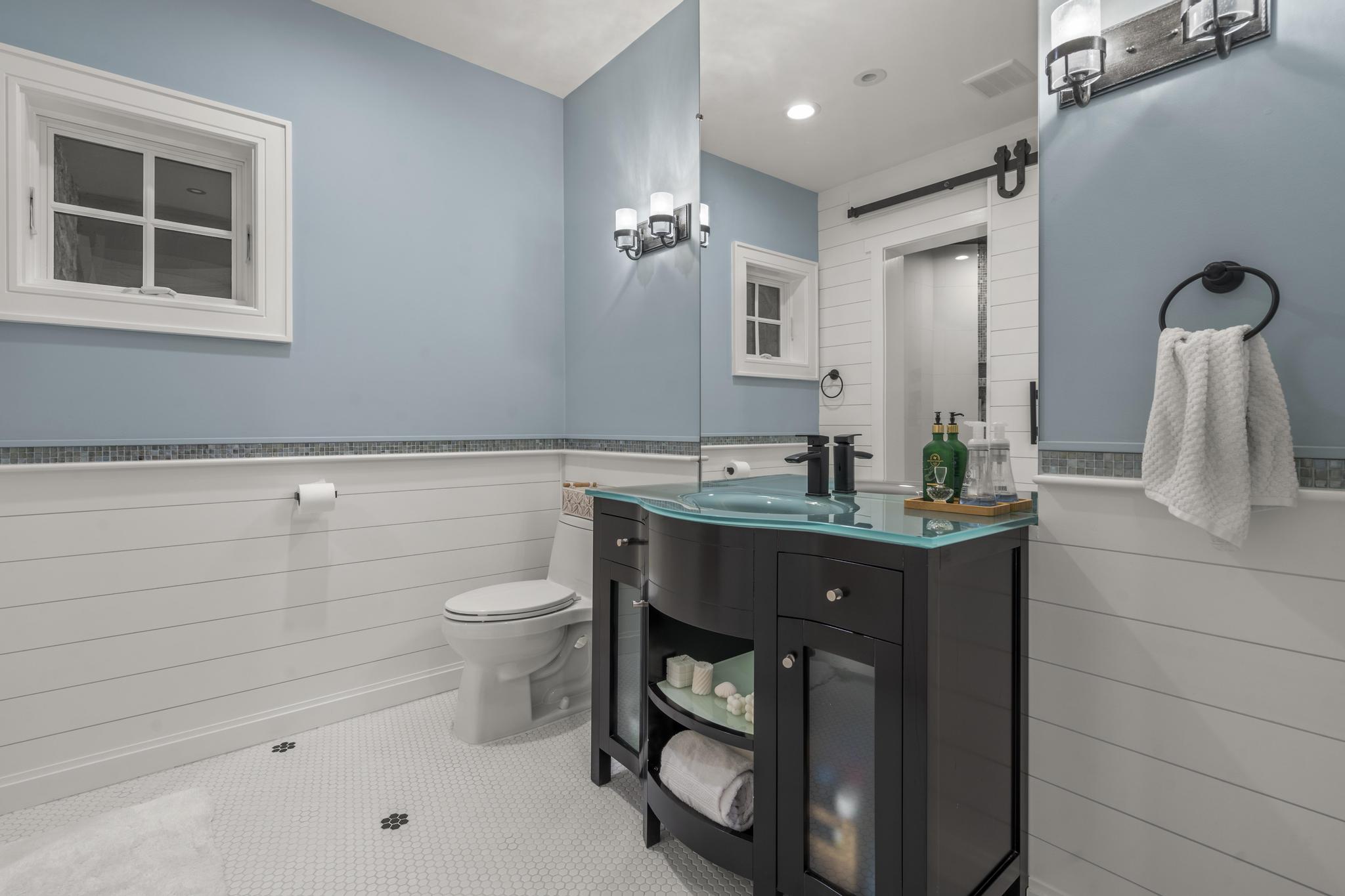 018-FirstFloorBathroom