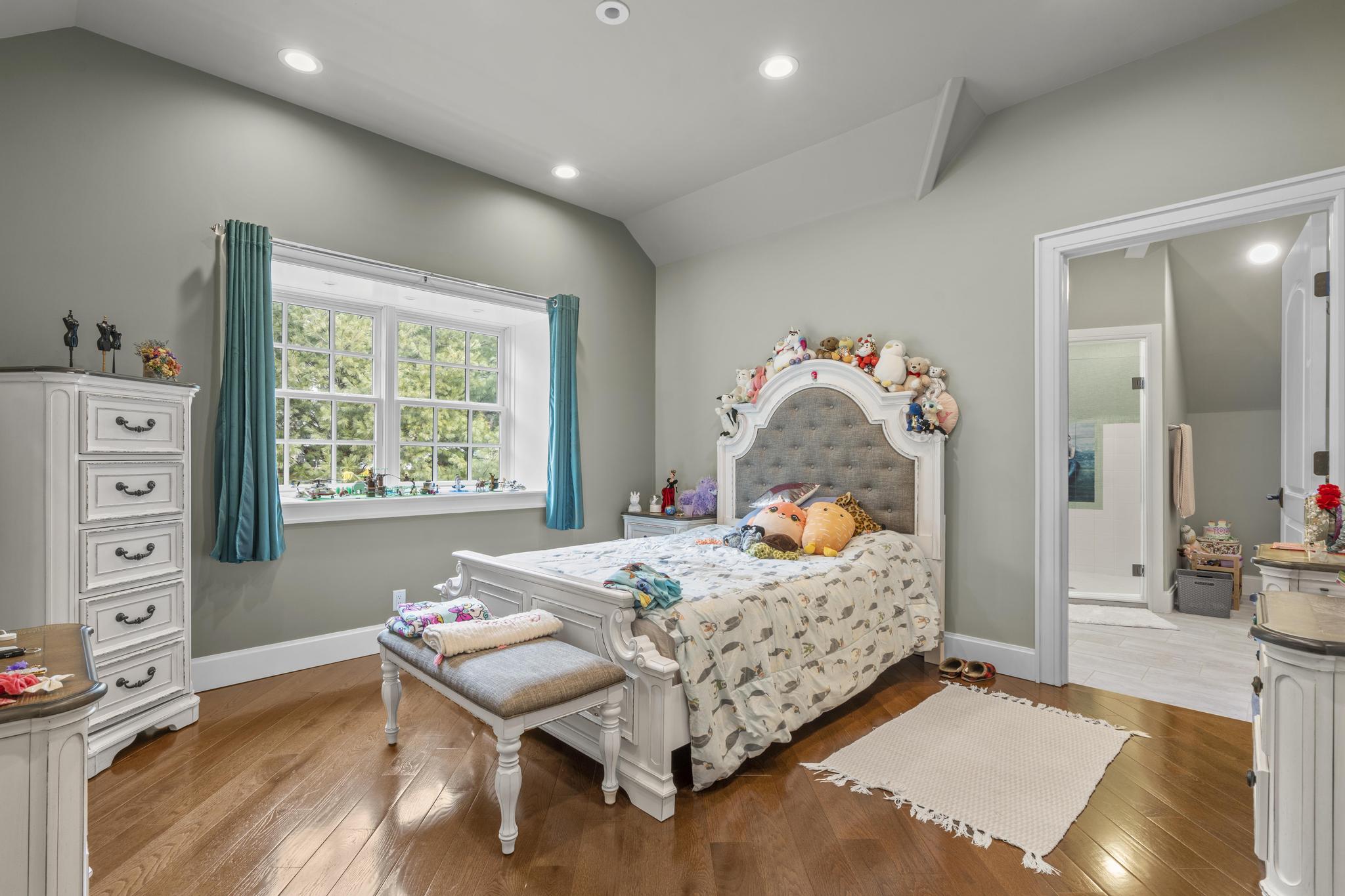 057-ThirdFloorBedroom