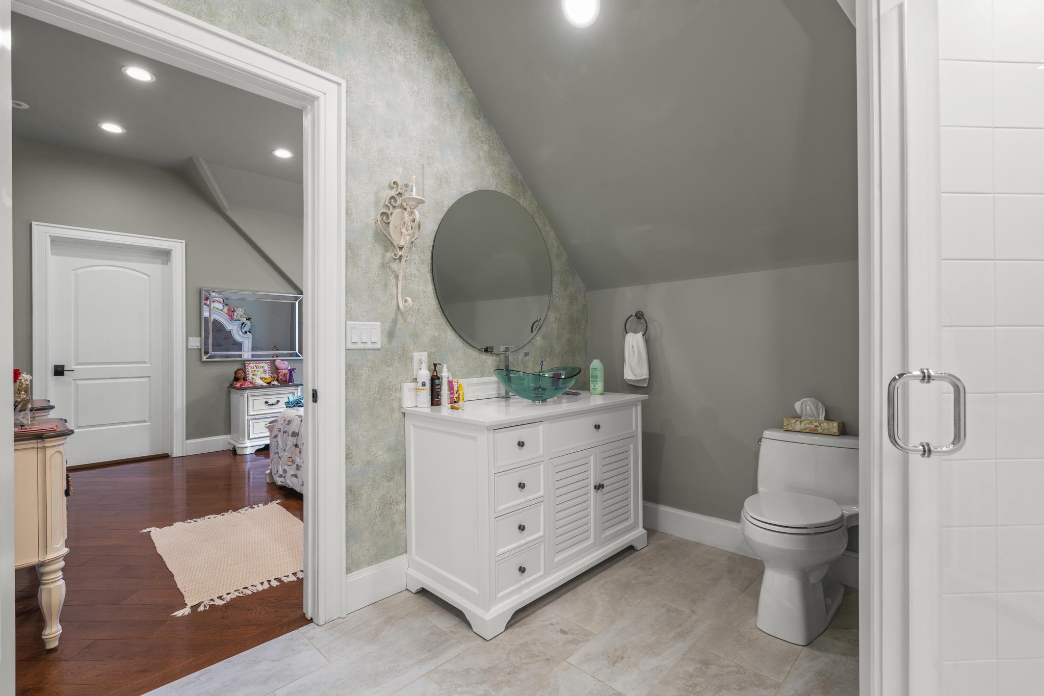 058-ThirdFloorBathroom
