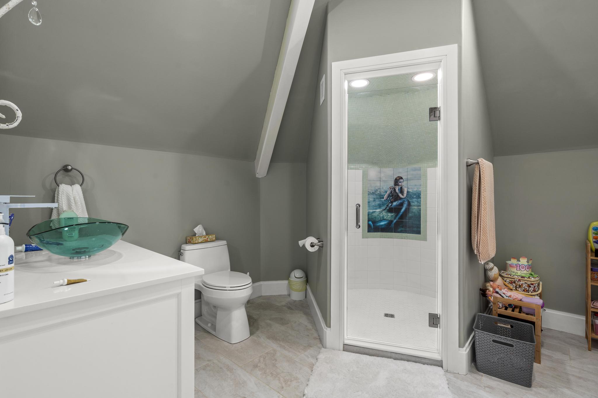 059-ThirdFloorBathroom